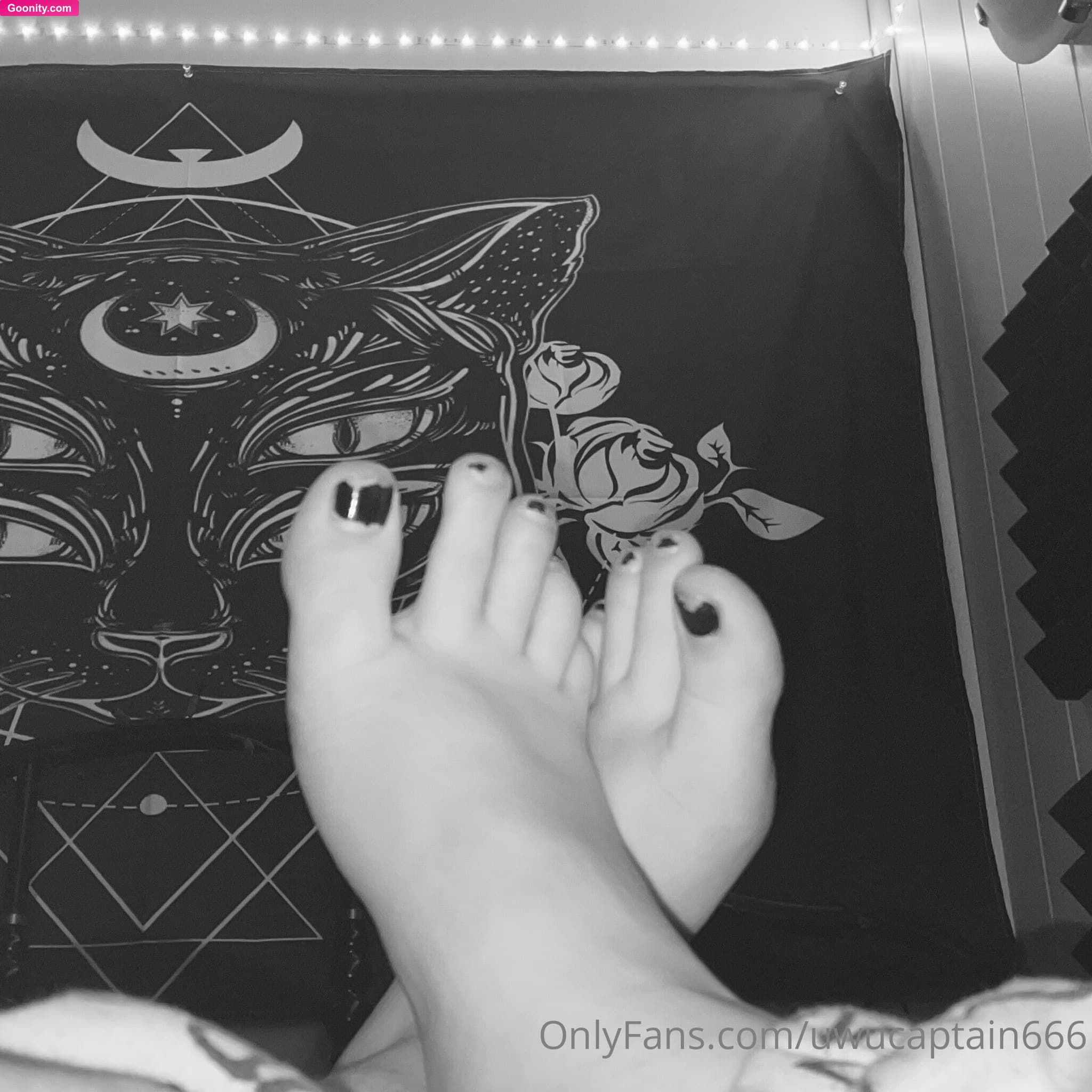 Touki00 on OnlyFans - Like if you will love more feet content 😋😋🦶 (And a little r..