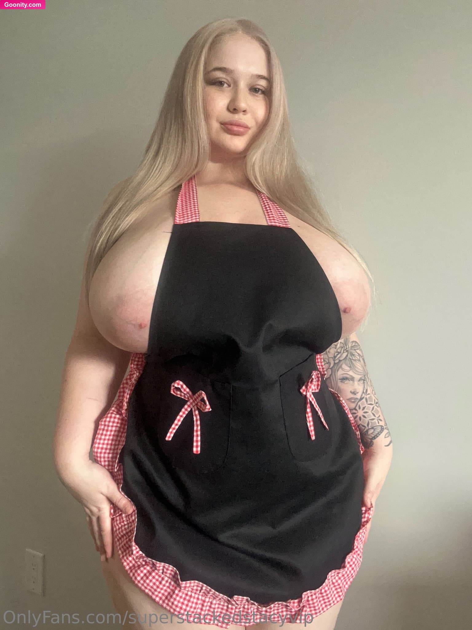 ♡Stacy♡ on OnlyFans - You come home after a long hard day of work and I’m in the kitchen cooking you dinner wearing ONLY the apron you got me.. what’s happening next? 👩🏼🍳