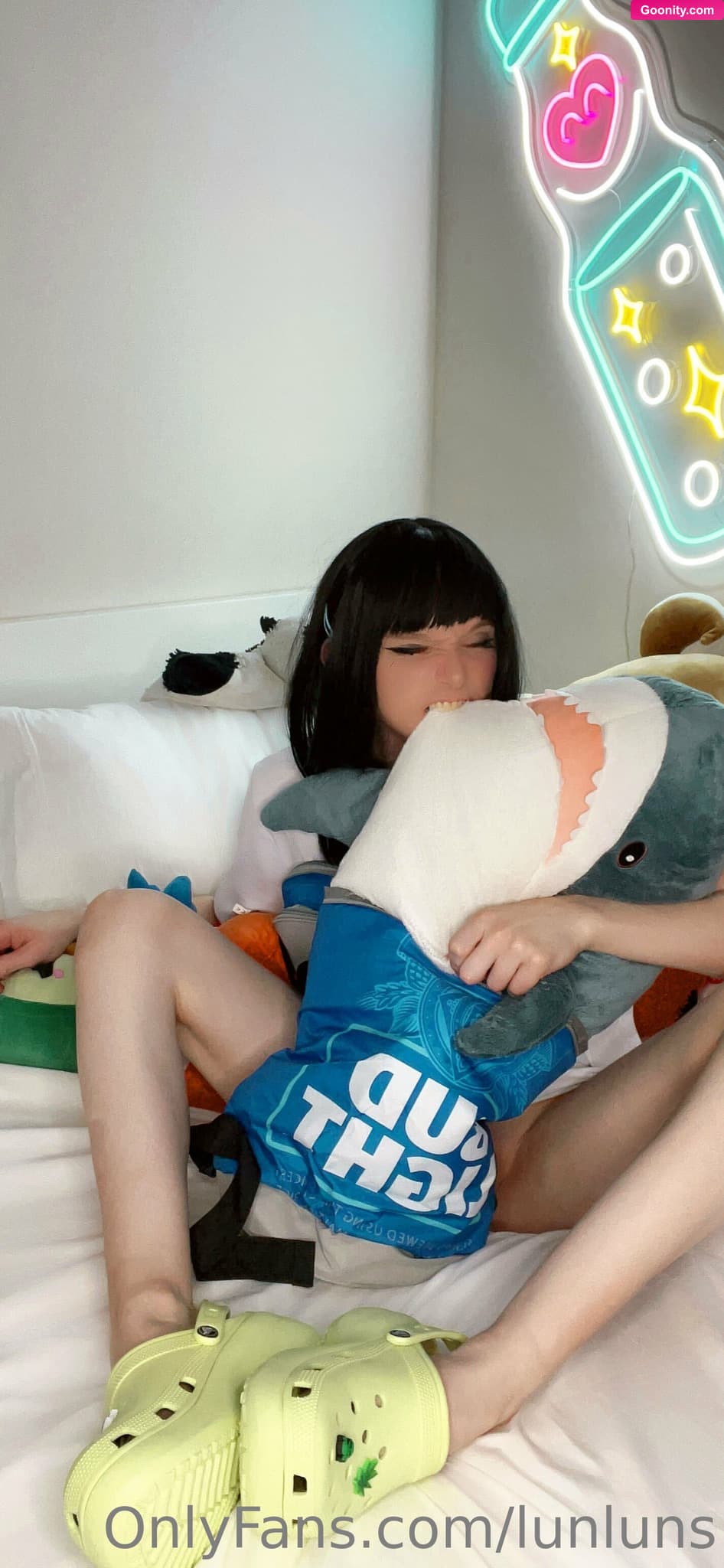 Lunluns on OnlyFans - Back from my manic depressive episode with 4 new photo sets and (mostly self succ) vids!! who ready? uwu