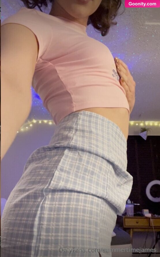Summertime on OnlyFans - bet you’d cum just from seeing what’s under this skirt