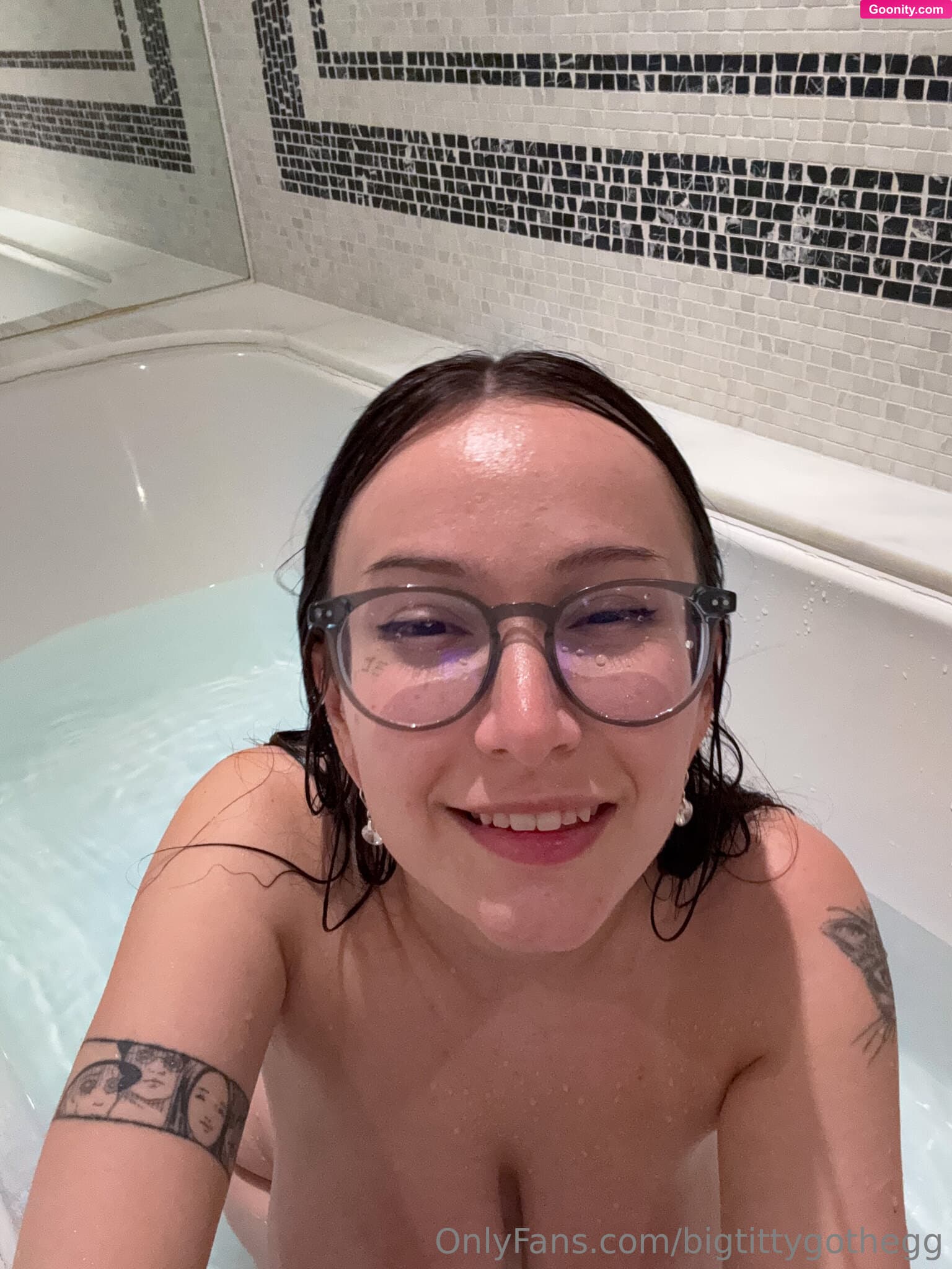 Big Titty Goth Egg on OnlyFans - i like to get wet 💦