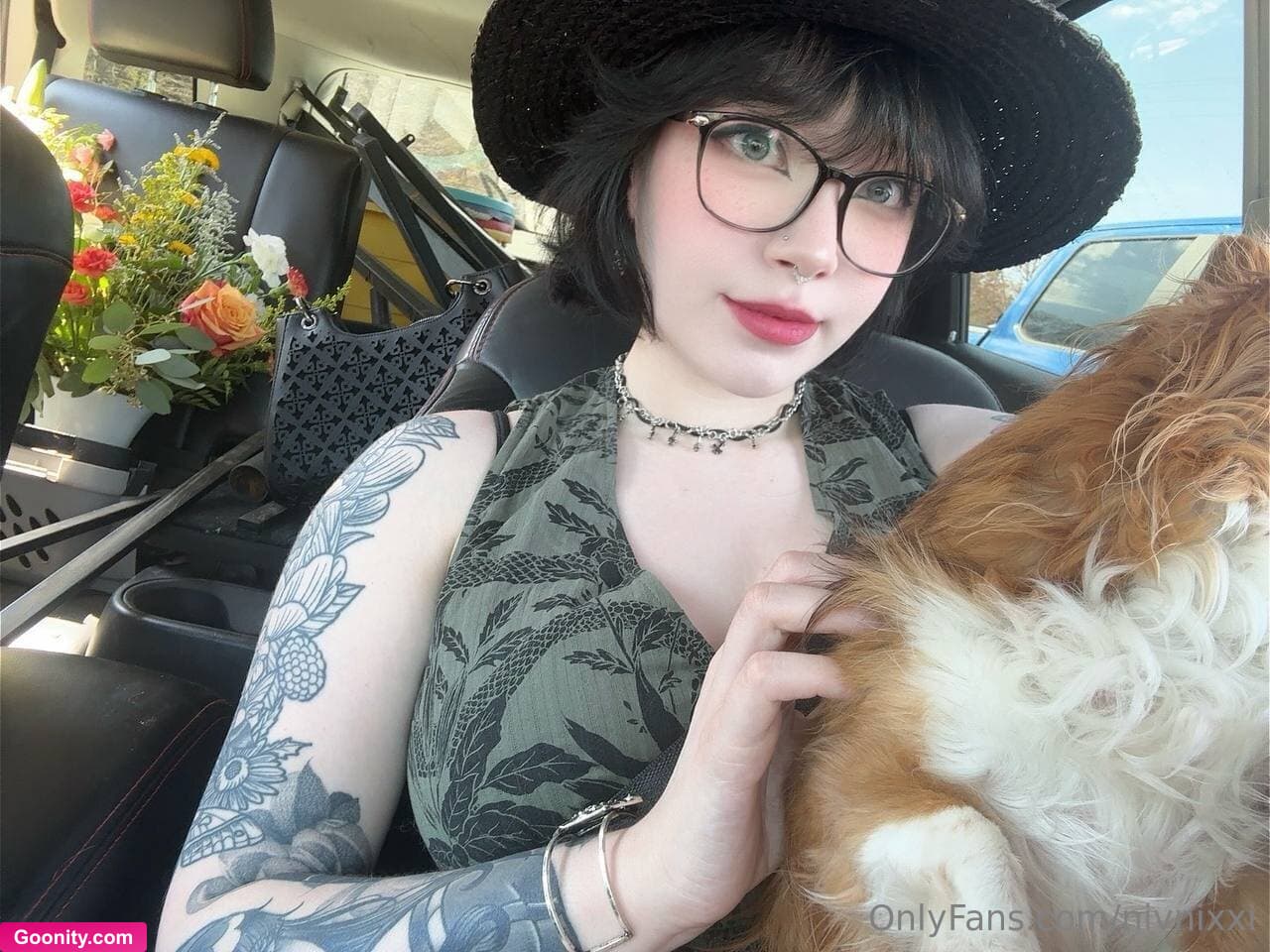 Nixxi on OnlyFans - This weekend I had a little scare because of the flowers in the back 🫠 had to bring bean to the vet but everything's ok now!! How was your weekend?<3