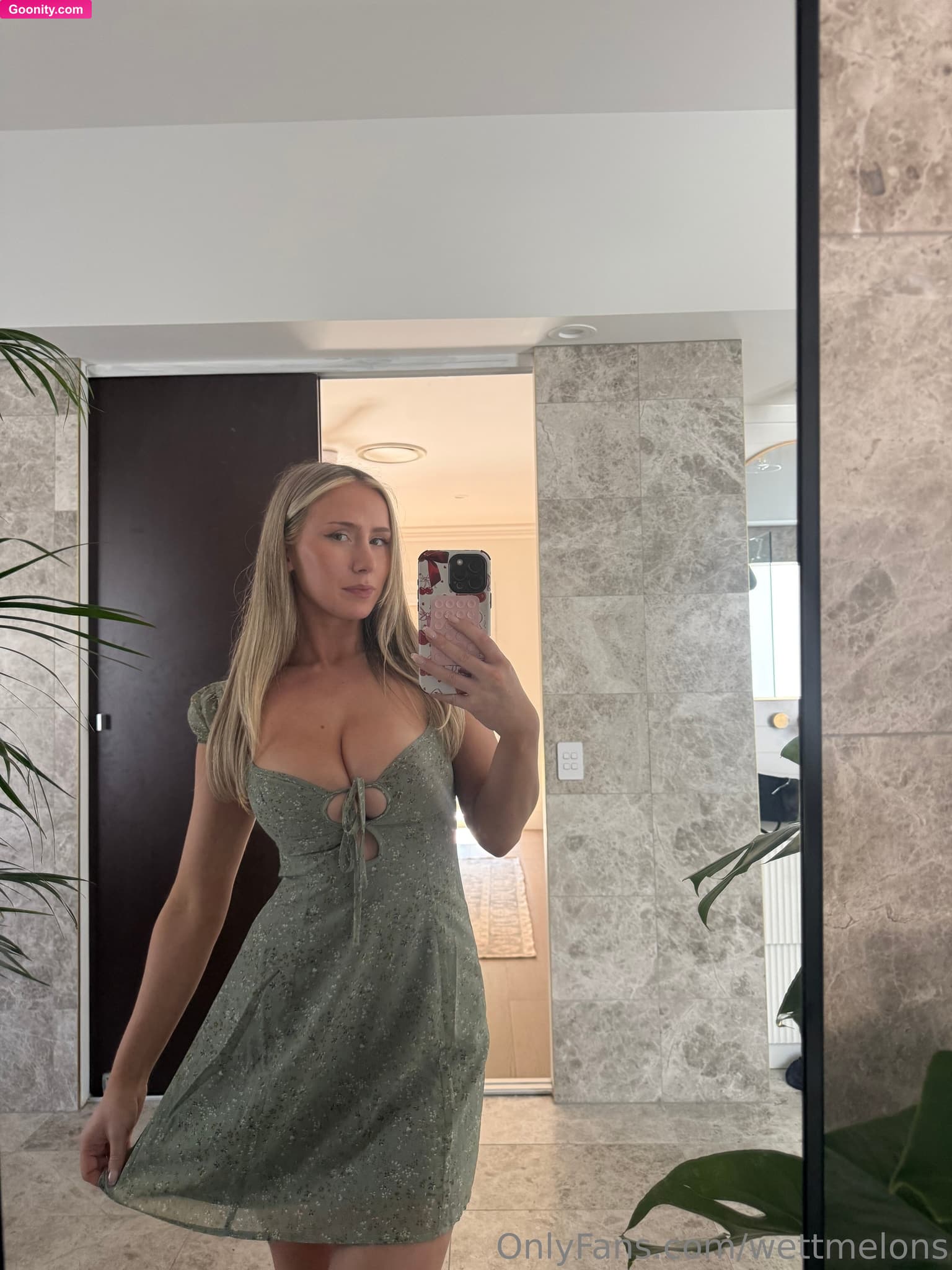 Wettmelons on OnlyFans - hopefully it's not windy today, i'm not wearing panties 🤭