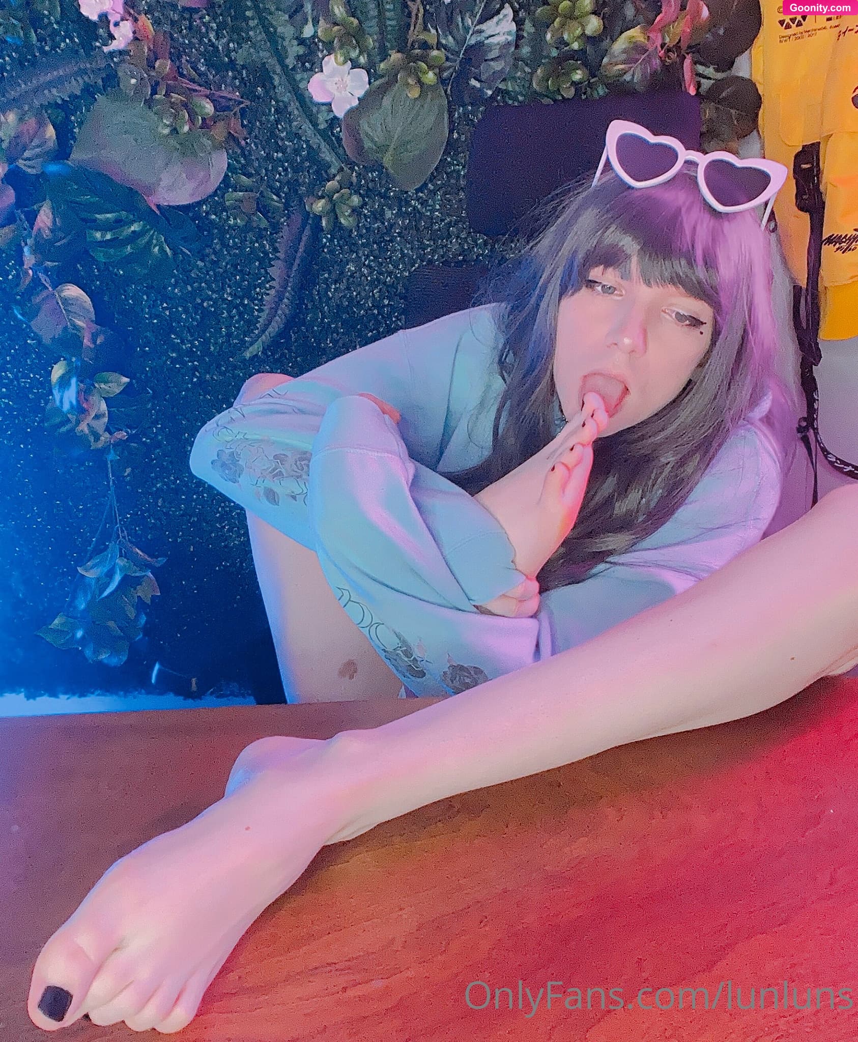 Lunluns on OnlyFans - Foot postin while I wait for the self succ videos to render~