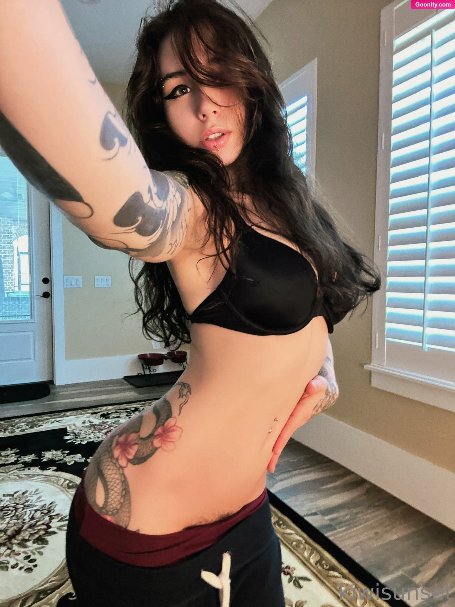 Kiwi Sunset on OnlyFans - 💕💕 thinking about uhhhh.. pizza