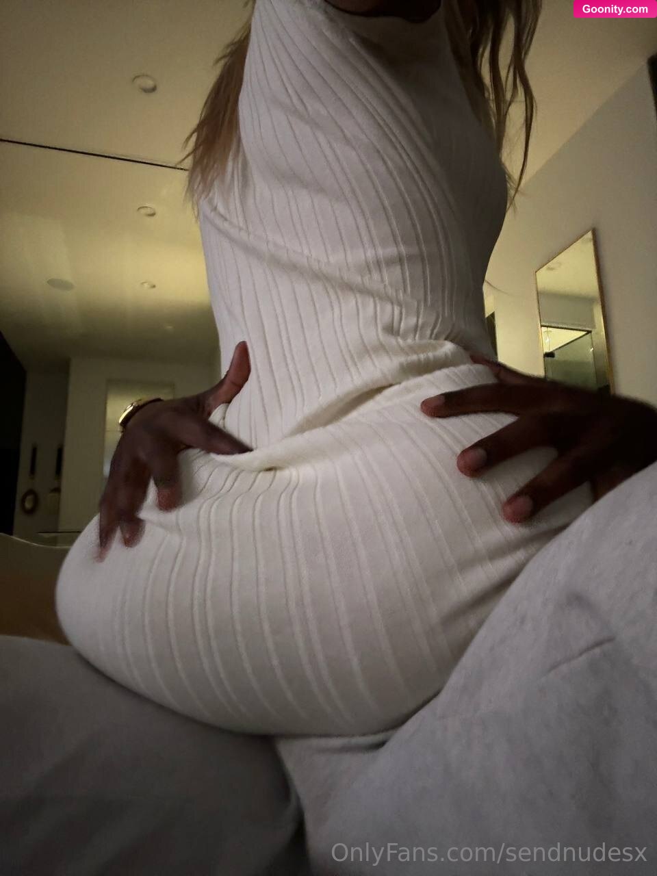 Patricia (VIP) 🍑 on OnlyFans - do you wanna see me ride him? 🤭