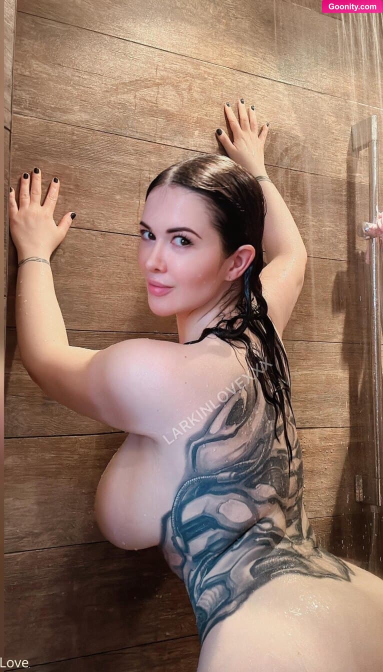 Larkin Love on OnlyFans - It’s Ber months, babe… the season of gifts. Wanna see what present I’m hiding for you? 🎁Slide a DM....
