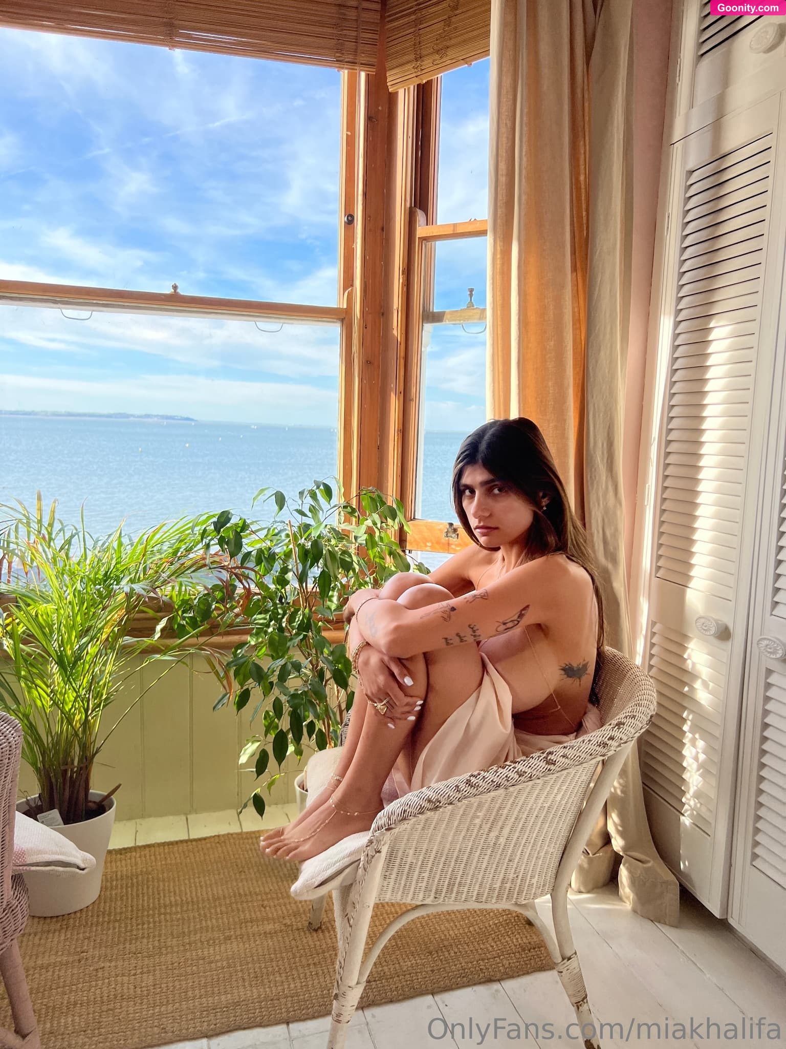 Mia Khalifa on OnlyFans - when someone who doesn’t have renew on messages me…. 🔥⭐️TREA..