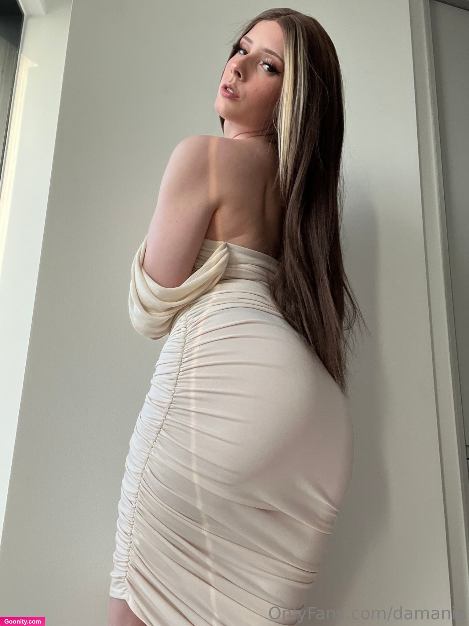 Damania on OnlyFans - Am I as hot as the bottom of your laptop? 👀💖
