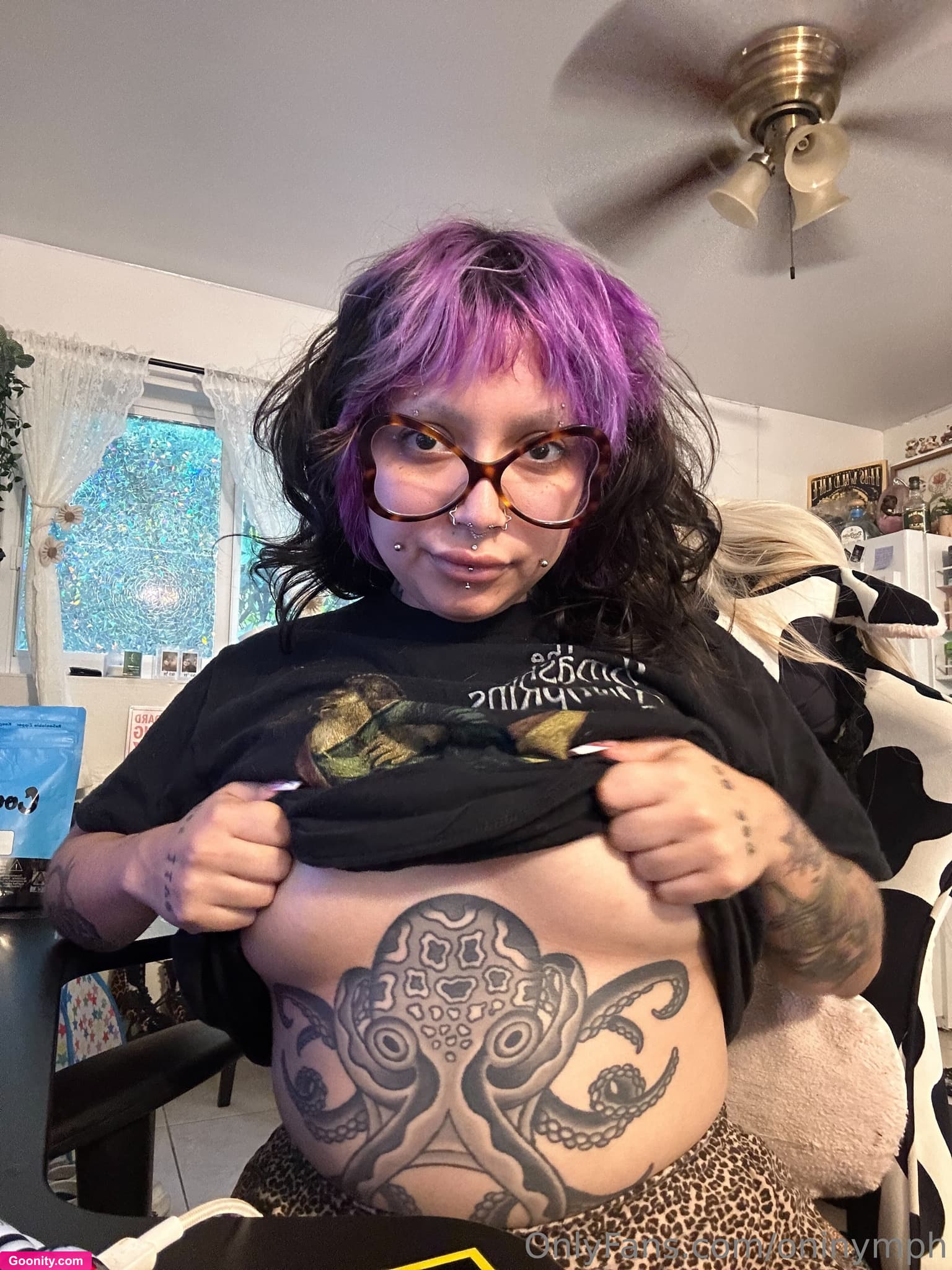 oni premium on OnlyFans - just at my desk doing some video editing 🤭😼