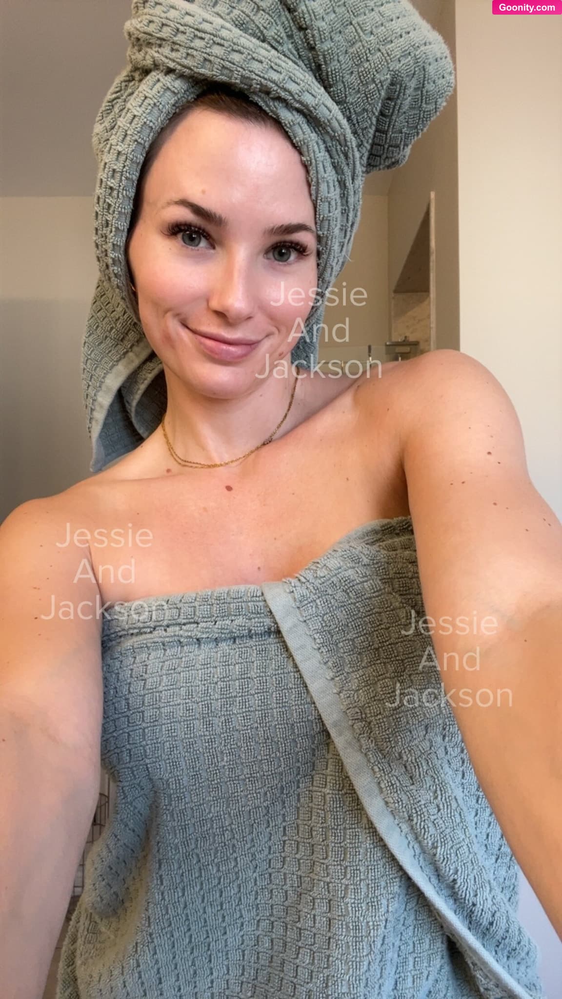 Jessie and Jackson on OnlyFans - Fresh out of the shower! Happy Friday! 🍒You might want to swipe to the next pic 😉-Jessie