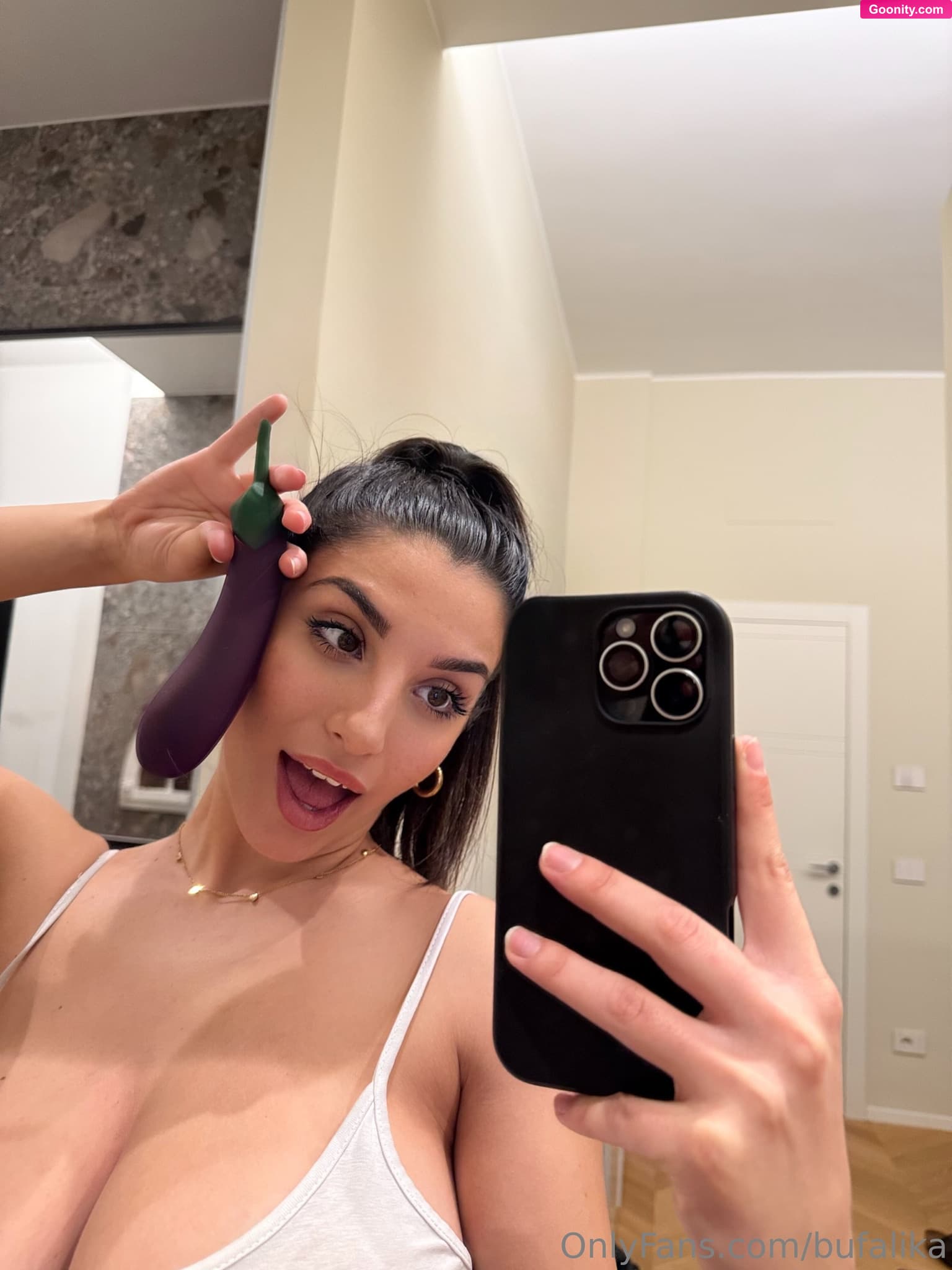 Ika DAuria on OnlyFans - Dovrei fare dei contenuti con questo? 🙈😂Should I do some videos with this? 🙈😂