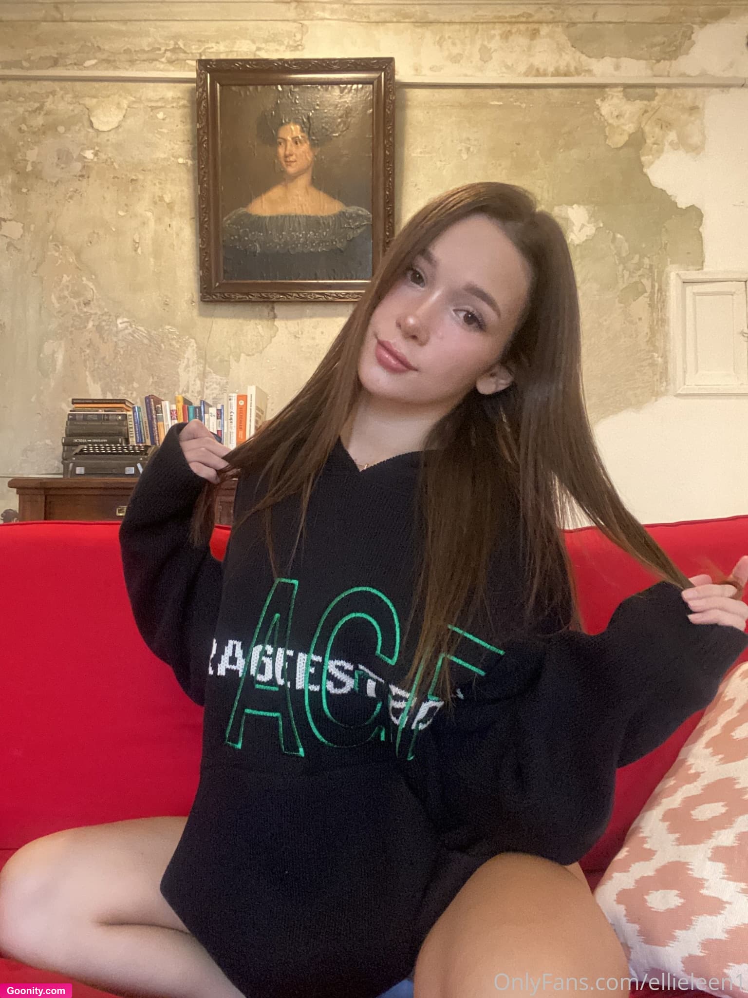 Ellie Leen on OnlyFans - in ur hoodie 🫶🏻