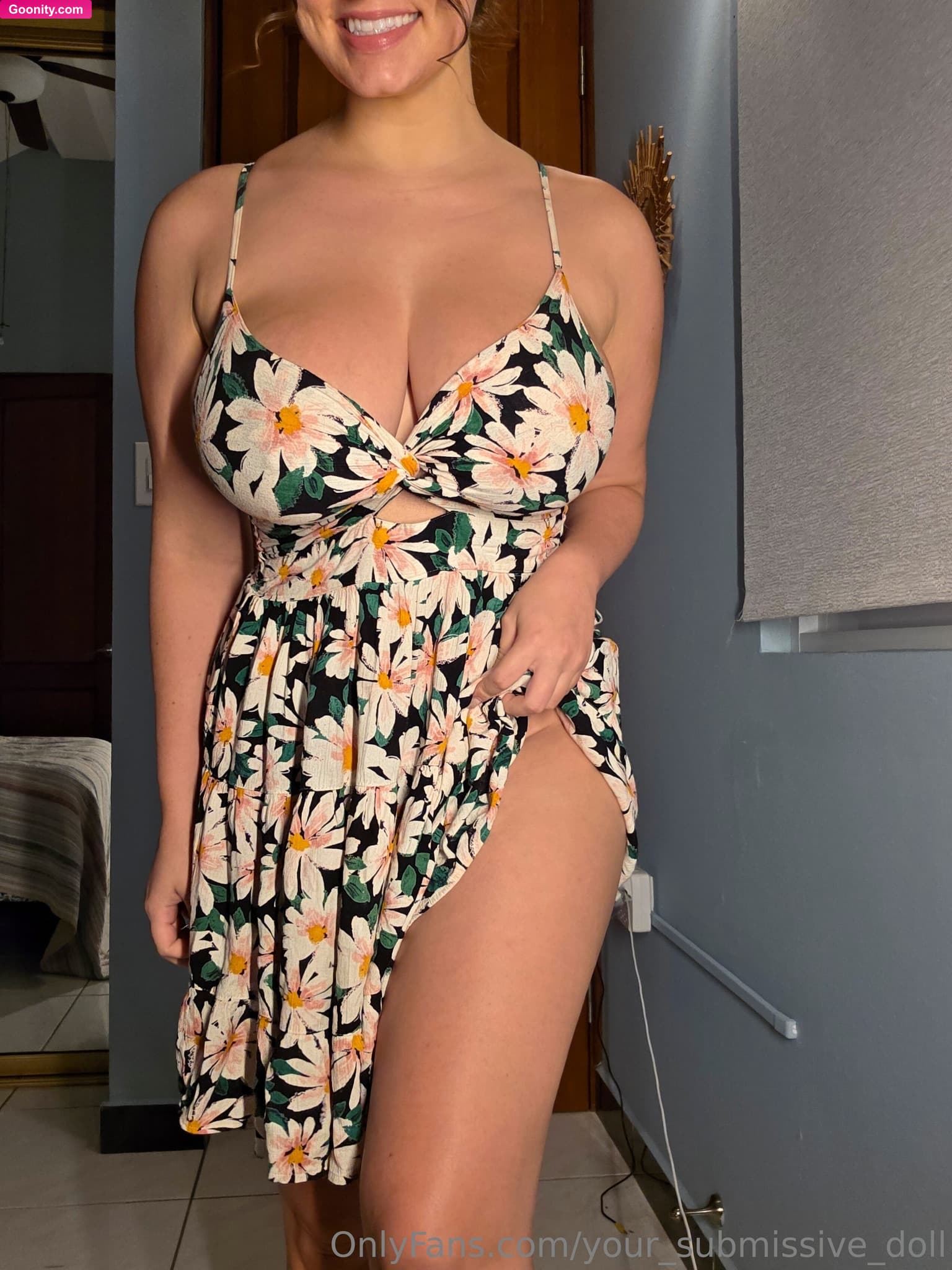 Valorie on OnlyFans - A whole field of daisies 🥰🌼(Outfit/drop of the day 💕)