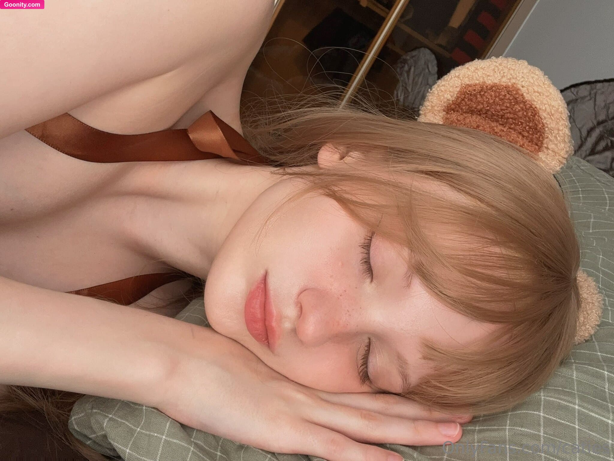 caties on OnlyFans - comment '🧸' if you LOVE sleepy girls!!