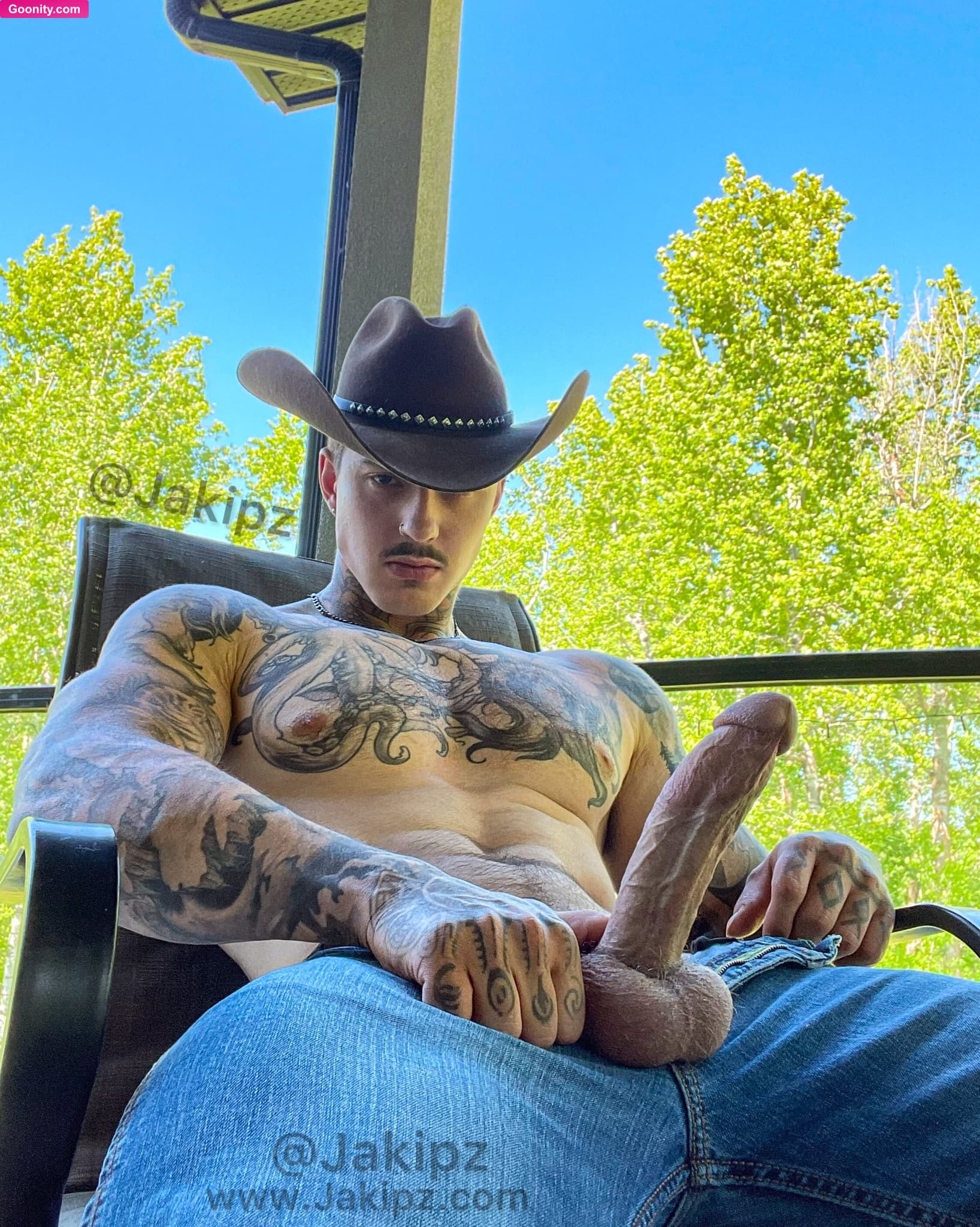Jakipz on OnlyFans - I’ll put your riding skills to the test 😉🤠…