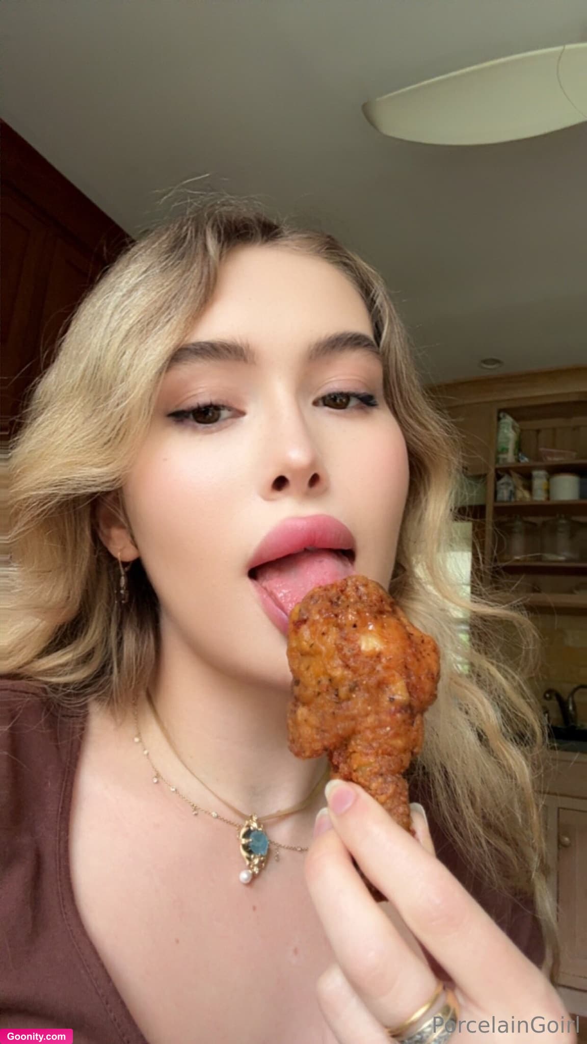 Rosealine on OnlyFans - The friend chicken or me?!