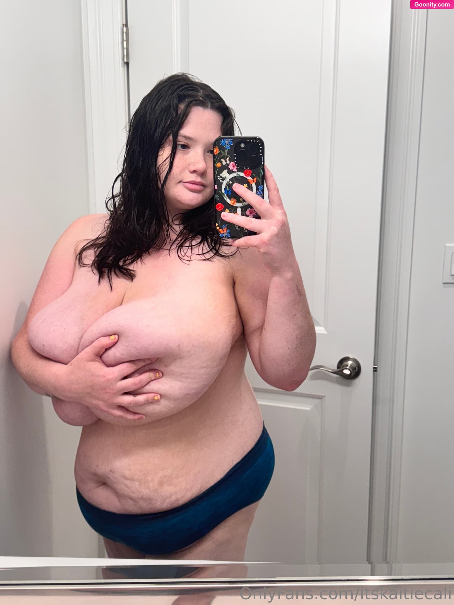Kaitlyn on OnlyFans - I love the way my fat tits spill out in between my fingers🤤
