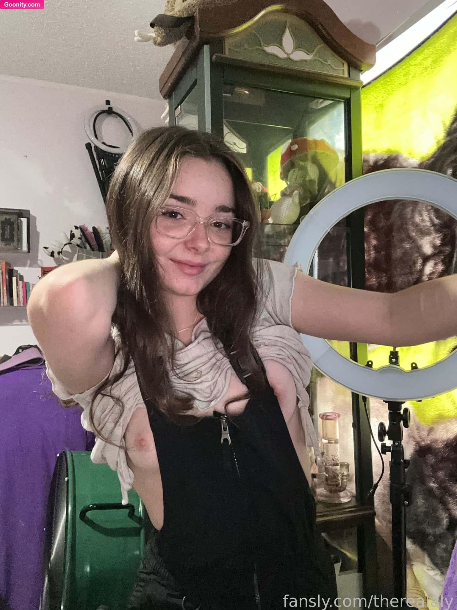 therealaly on OnlyFans - Omg I heard my mom and it spooked me you can see my face at the end! đ (I was trying to explain that these snow pants are wayyy to tight itâs sucking everything away couldnât even bend over or kneel)