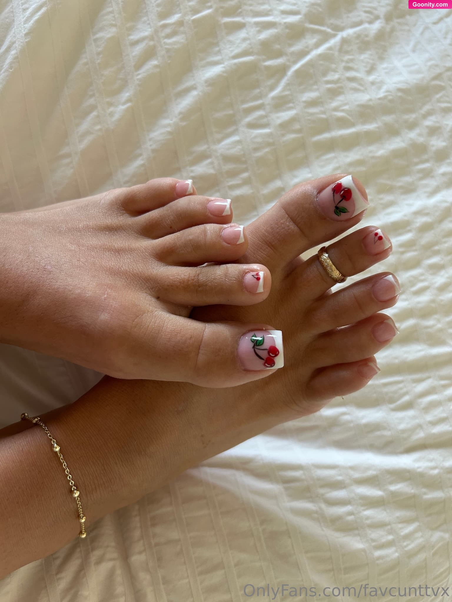 SLIGHTLYCUNTYY on OnlyFans - Do my feet look good enough to suck? 💦😛