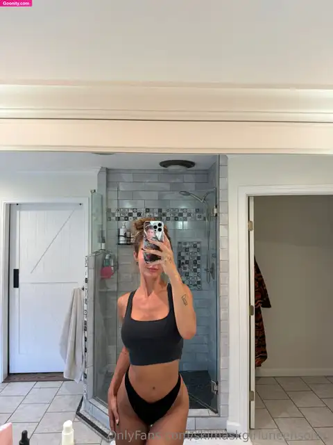 Ski Mask Girl Uncensored Toned Abs In Black Workout Gear Nude OnlyFans Photo