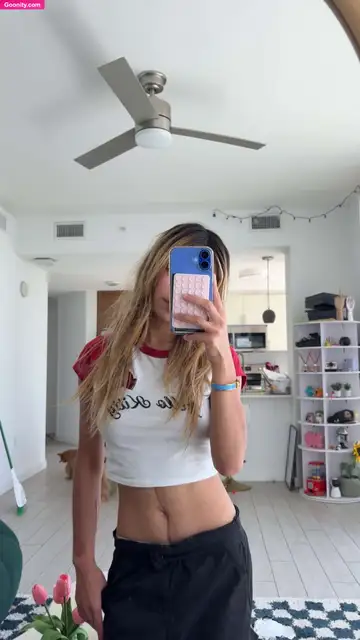 Meikina Buechele Toned Midriff In A White Crop Top Nude OnlyFans Photo