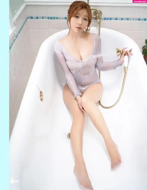 Aya Hazuki - Foto Nua Vazada 39