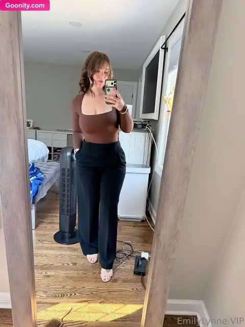Emily Lynne - Nude Photo 9