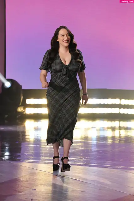 Kat Dennings photo 17