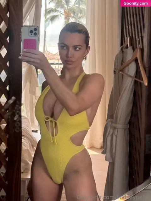 Lindsey Pelas - Foto Nua Vazada 24