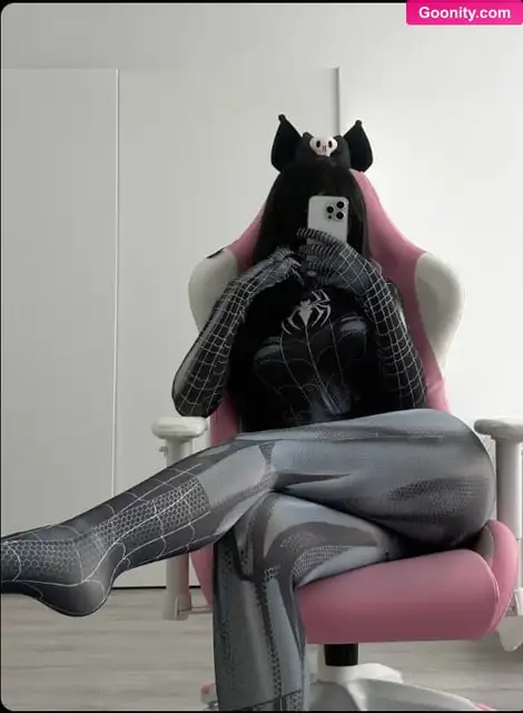 Jia Curvy Body In A Spider Cosplay