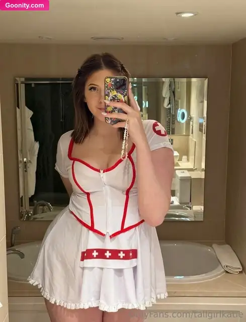 Katie | 6'9” - Photo Nue Fuitée 122