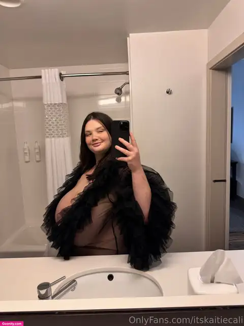 Kaitlyn photo 78