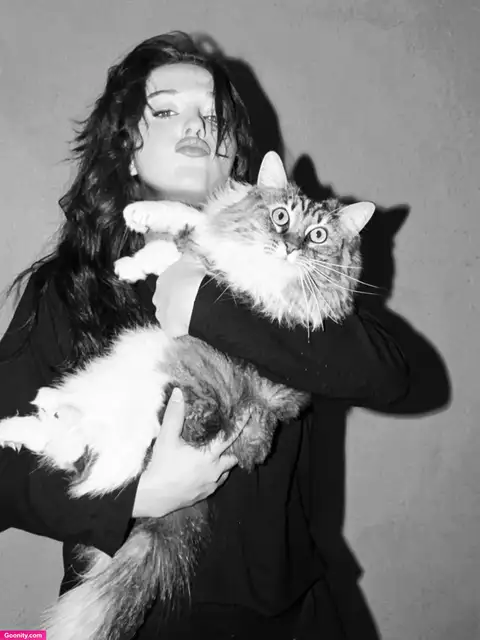 Kat Dennings photo 1
