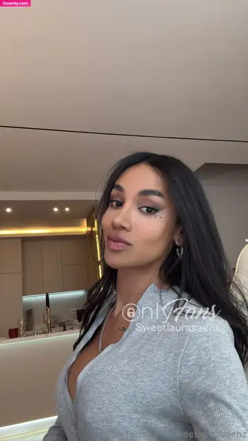 Laura Saenz photo 44