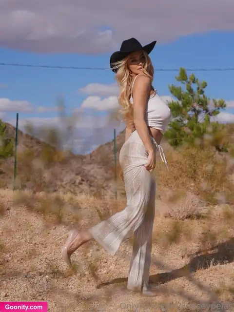 Lindsey Pelas photo 27