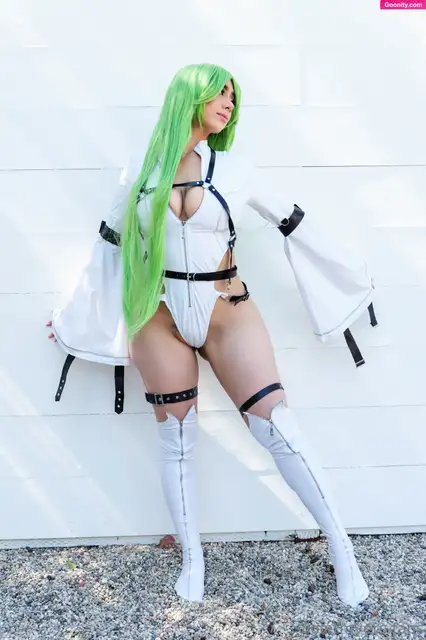 Violet Myers photo 21
