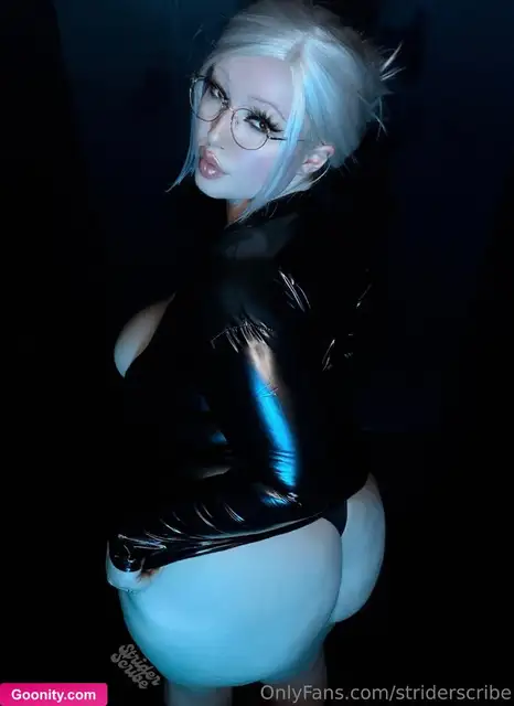 striderscribe Curvy Ass Posing In Black Latex Nude OnlyFans Photo